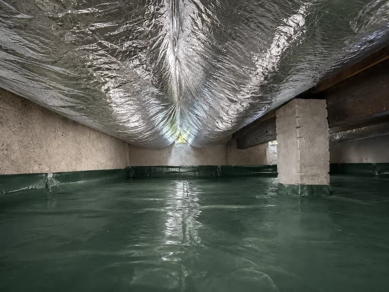 Afgerond kruipruimteproject met dunne reflecterende isolatie onder de vloer